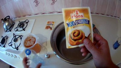 корица в руке