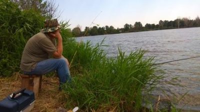 Рыбак на водоеме