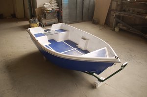 Пластиковый катер для рыбалки