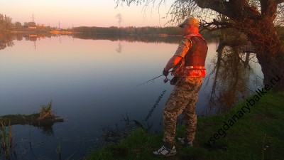Спиннингист на водоеме