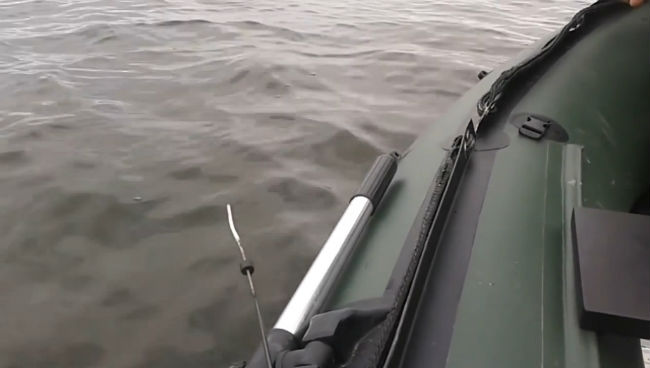 ловля плотвы с лодки